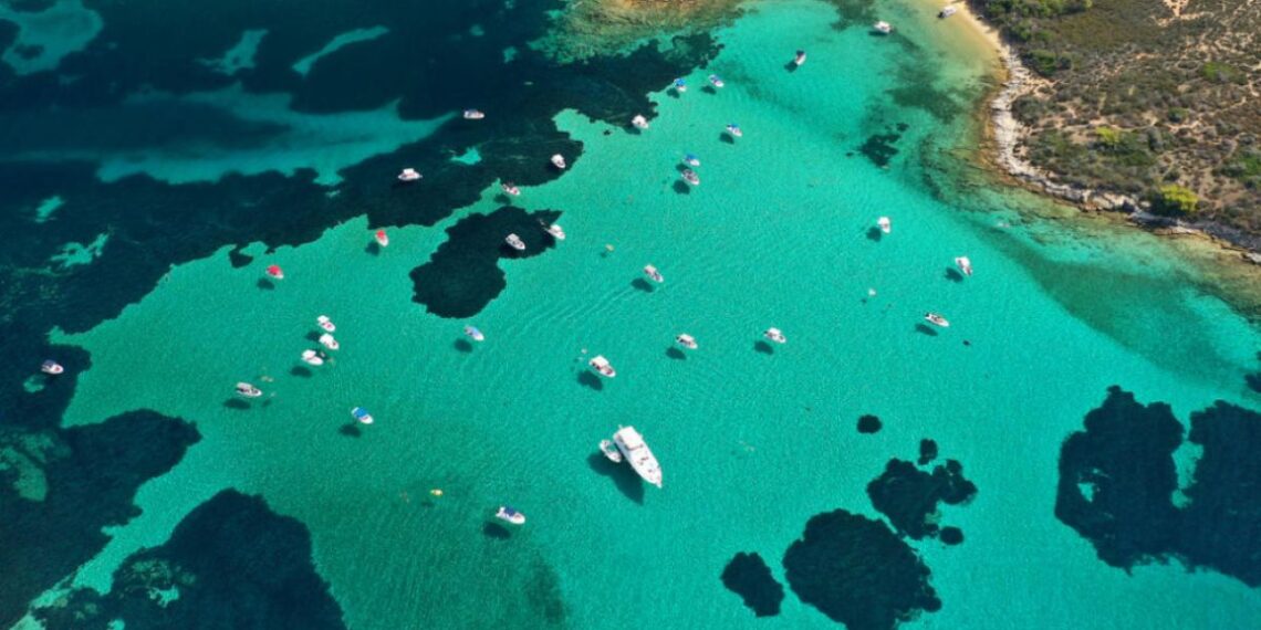 Χαλκιδική: Αντιδράσεις για το συνωστισμό σκαφών στον όρμο της Βουρβουρούς