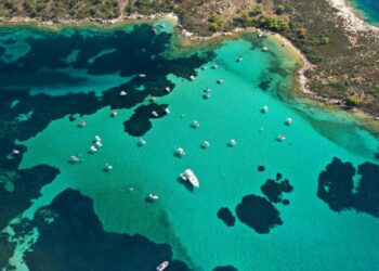 Χαλκιδική: Αντιδράσεις για το συνωστισμό σκαφών στον όρμο της Βουρβουρούς