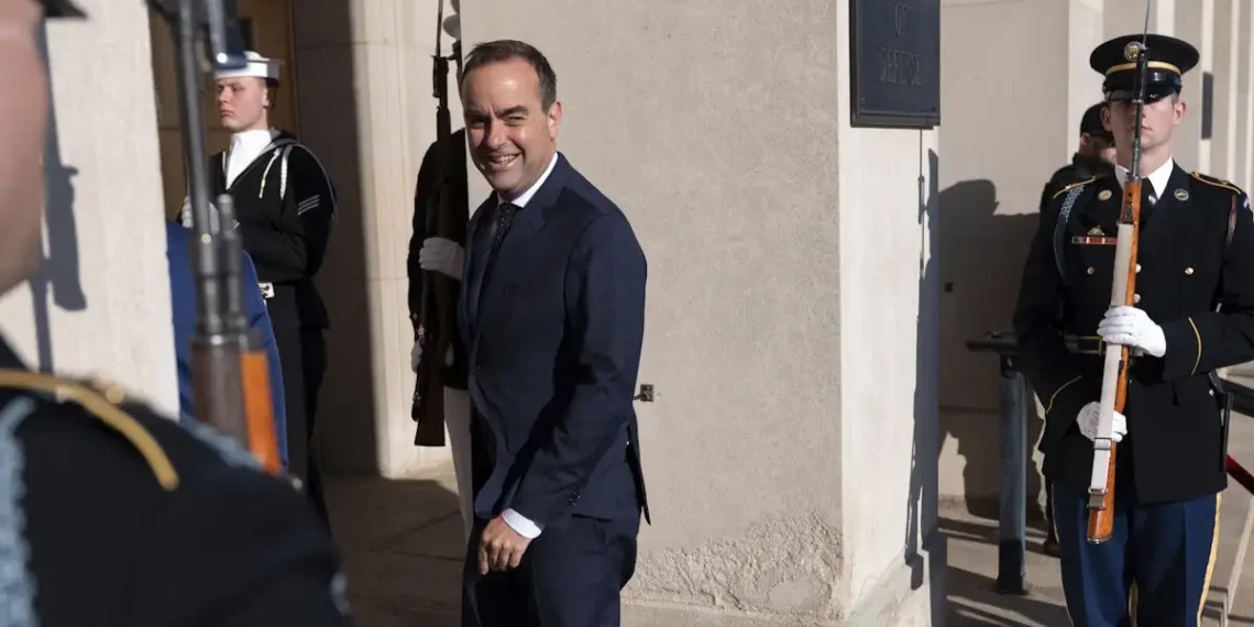 Γαλλία: Τον Σεμπαστιάν Λεκορνί όρισε νέο πρωθυπουργό ο Μακρόν