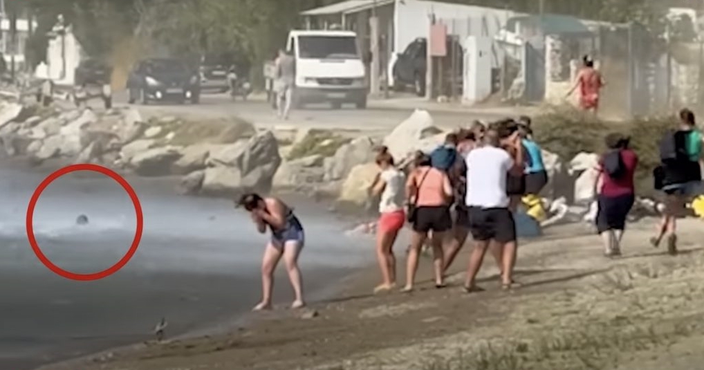 Σκιάθος: Τουρίστας εκτινάζεται στη θάλασσα κατά την απογείωση αεροσκάφους (video)