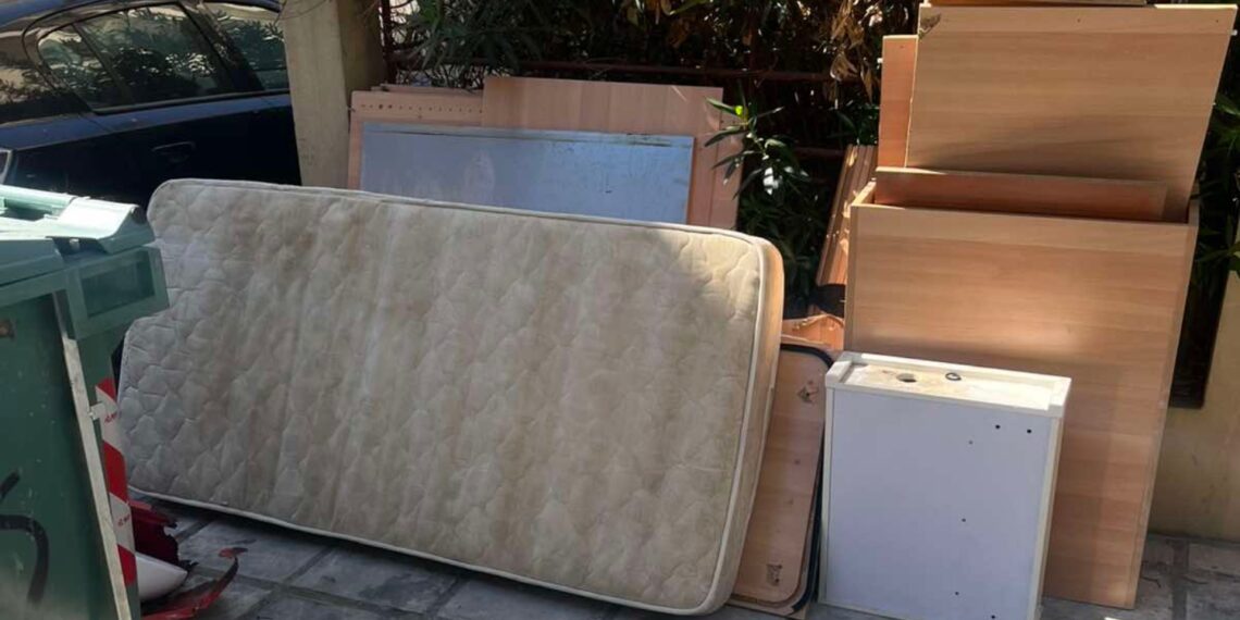 Δήμος Θεσσαλονίκης: Πρόστιμο 500 ευρώ σε δημότη που πέταξε ογκώδη σε πεζοδρόμιο (ΦΩΤΟ)