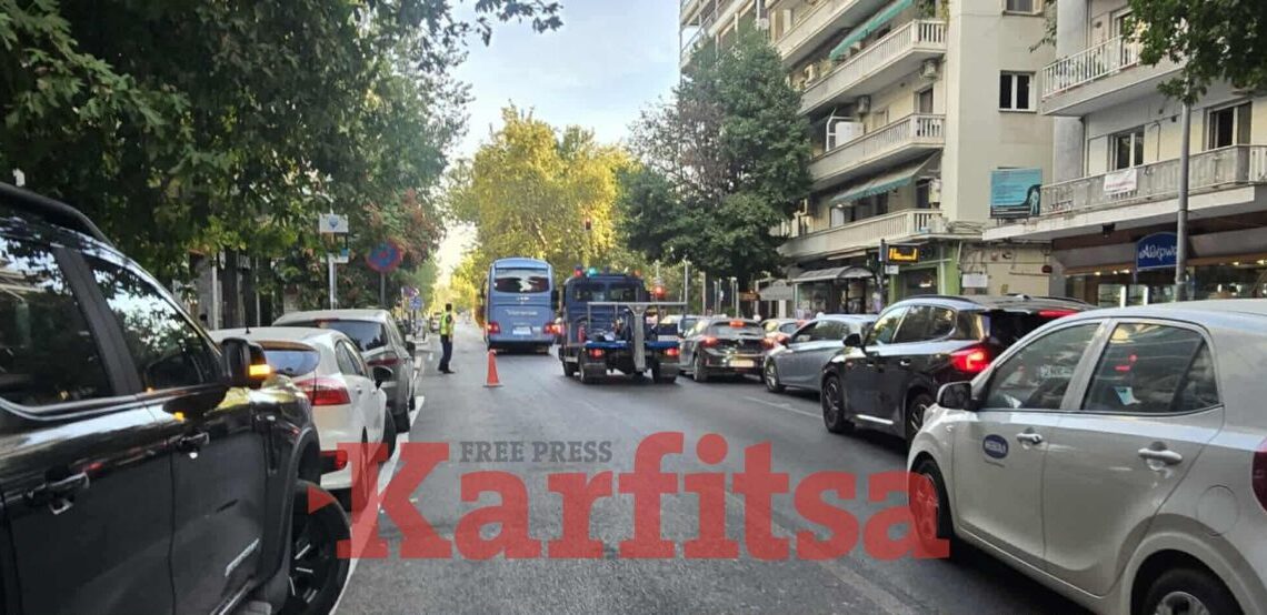 «Έμεινε» σχολικό λεωφορείο σε κεντρικό δρόμο της Θεσσαλονίκης (ΦΩΤΟ)