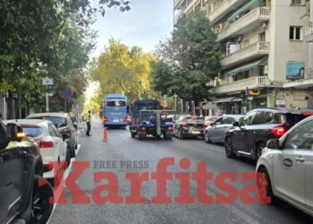 «Έμεινε» σχολικό λεωφορείο σε κεντρικό δρόμο της Θεσσαλονίκης (ΦΩΤΟ)