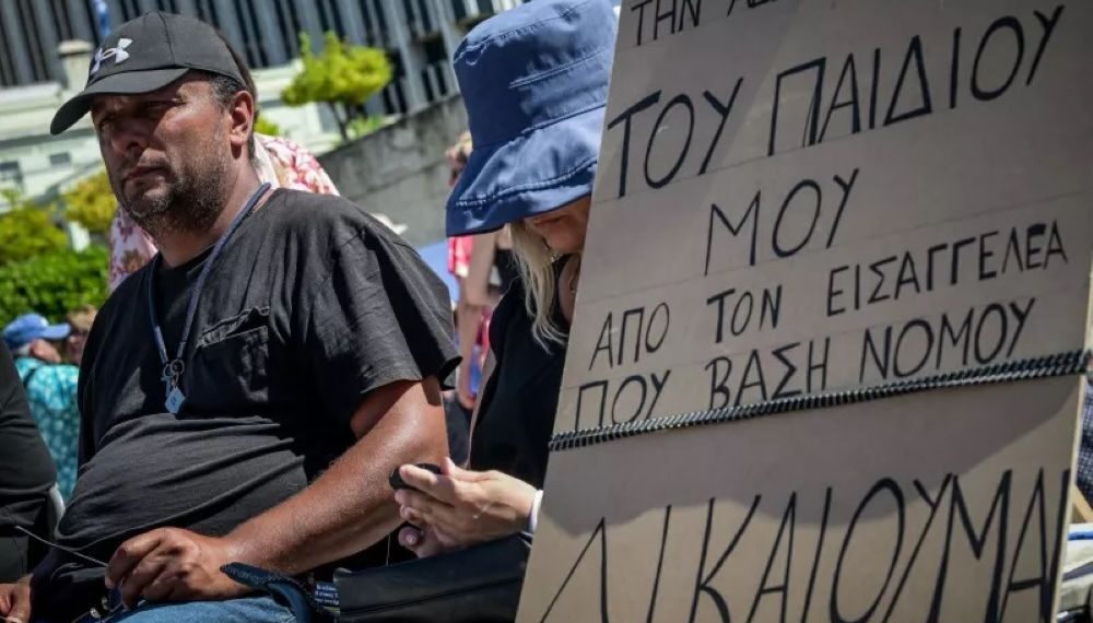 Σύνταγμα: Απεργία πείνας και δίψας πατέρα θύματος των Τεμπών (photo)