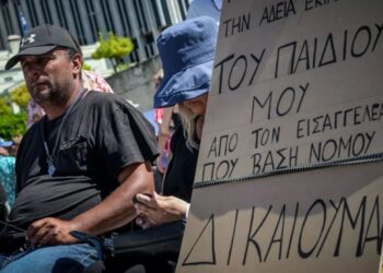 Σύνταγμα: Απεργία πείνας και δίψας πατέρα θύματος των Τεμπών (photo)