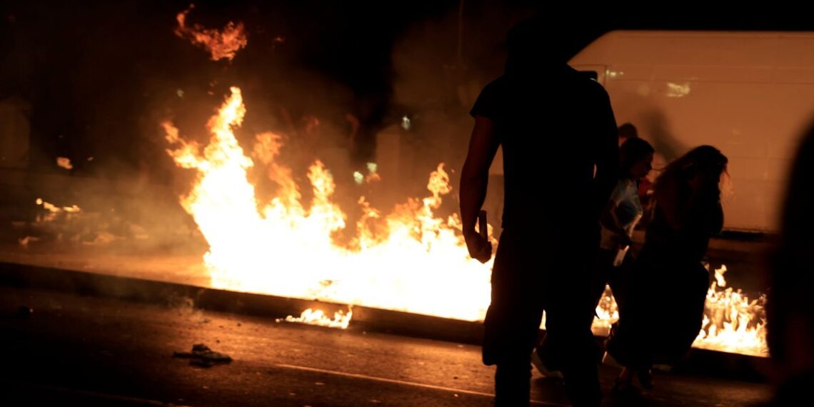 Σύνταγμα: Επεισόδια στη συγκέντρωση για τα Τέμπη