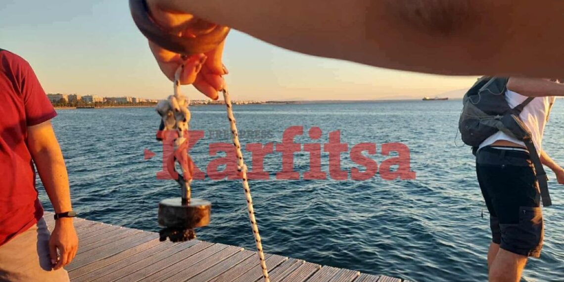 Θεσσαλονίκη: «Ψαρεψαν» με μαγνήτες μεταλλικά σκουπίδια από τον Θερμαϊκό (ΦΩΤΟ-video)