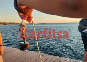 Θεσσαλονίκη: «Ψαρεψαν» με μαγνήτες μεταλλικά σκουπίδια από τον Θερμαϊκό (ΦΩΤΟ-video)