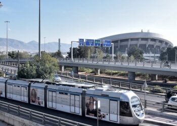 Συγκρούστηκε λεωφορείο με τραμ στον Πειραιά