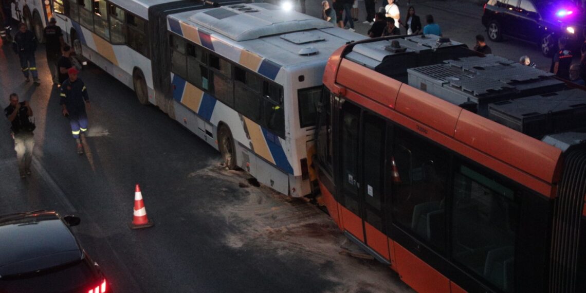 Πειραιάς: 24 τραυματίες από τη σύγκρουση τραμ με λεωφόρειο – Η ανακοίνωση του ΕΚΑΒ