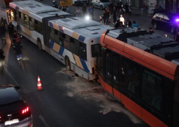 Πειραιάς: 24 τραυματίες από τη σύγκρουση τραμ με λεωφόρειο – Η ανακοίνωση του ΕΚΑΒ