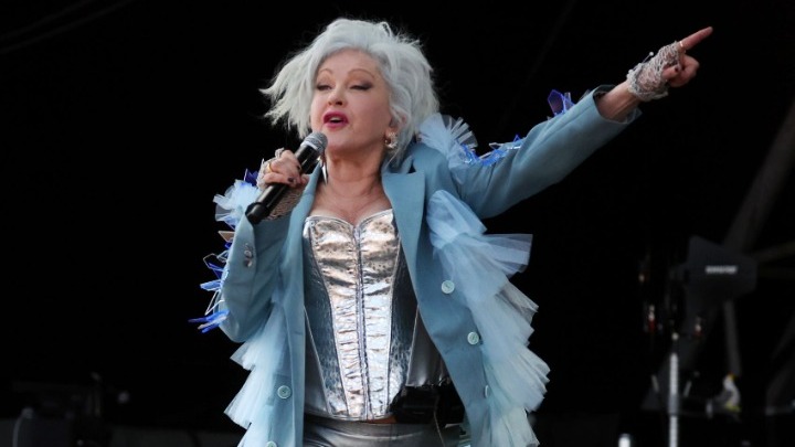 Συγκίνηση στην τελευταία συναυλία της Σίντι Λόπερ – Cher και SZA ανέβηκαν στη σκηνή μαζί με άλλους καλλιτέχνες