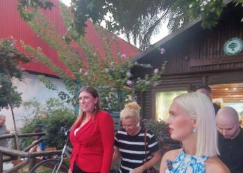 Επίσκεψη της Ζωής Κωνσταντοπούλου στα περίπτερα της ΔΕΘ