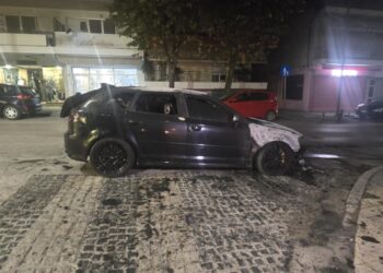 Θεσσαλονίκη: Παρανάλωμα του πυρός αυτοκίνητο – Σώοι οι επιβάτες (photo)