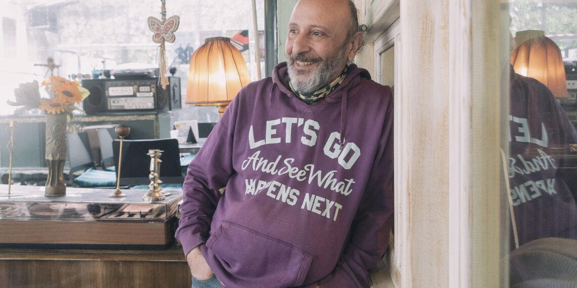 Σάκης Σερέφας: Ξεχνάω τα πάντα όταν γράφω