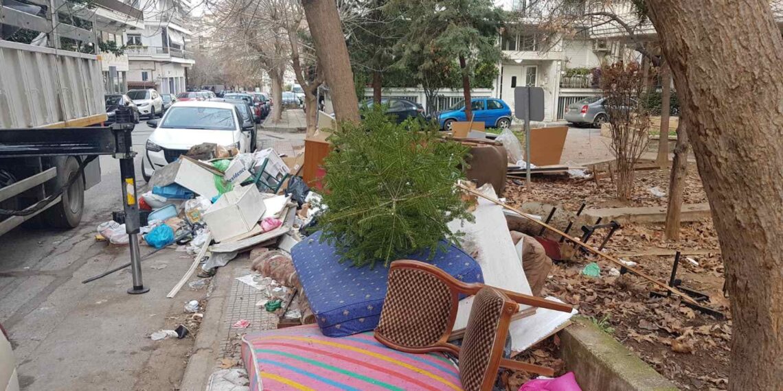 Δ.Θεσσαλονίκης: Πέταξες ογκώδη; Πάρκαρες μπροστά σε κάδο; Πρόστιμο!