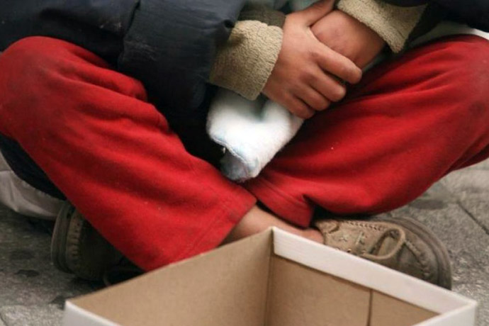 Έβαζαν τα ανήλικα παιδιά τους να επαιτούν στην πλατεία Ναυαρίνου