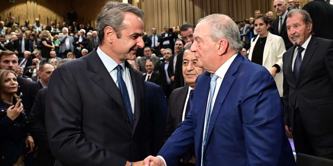 H χειραψία Κ. Μητσοτάκη και Κ. Καραμανλή στην παρουσίαση του βιβλίου του Στυλιανίδη (photo)