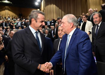 H χειραψία Κ. Μητσοτάκη και Κ. Καραμανλή στην παρουσίαση του βιβλίου του Στυλιανίδη (photo)