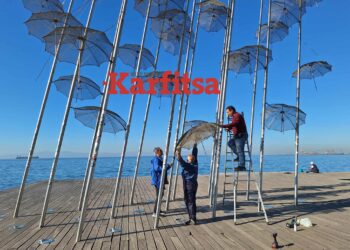 Για συντήρηση 17 από τις Ομπρέλες του Ζογγολόπουλου – Αφαιρούνται από τη Νέα Παραλία (ΦΩΤΟ+Video)