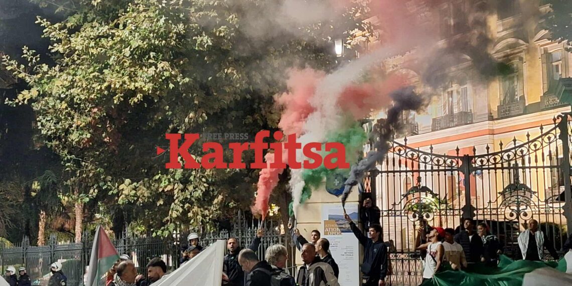 Θεσσαλονίκη: Άναψαν καπνογόνα με τα χρώματα της Παλαιστίνης έξω από το ΥΜΑΘ (ΦΩΤΟ+Video)