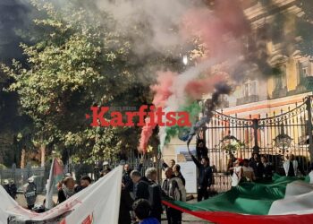 Θεσσαλονίκη: Άναψαν καπνογόνα με τα χρώματα της Παλαιστίνης έξω από το ΥΜΑΘ (ΦΩΤΟ+Video)