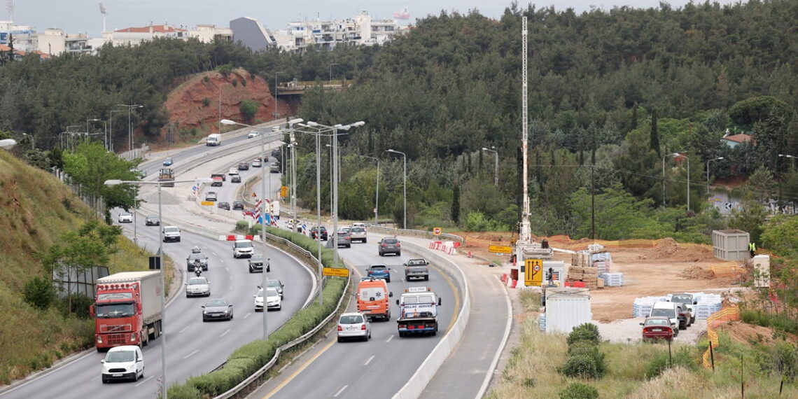 Θεσσαλονίκη: Εργασίες διαγράμμισης και τοποθέτησης στηθαίων ασφαλείας στην Περιφερειακή Οδό