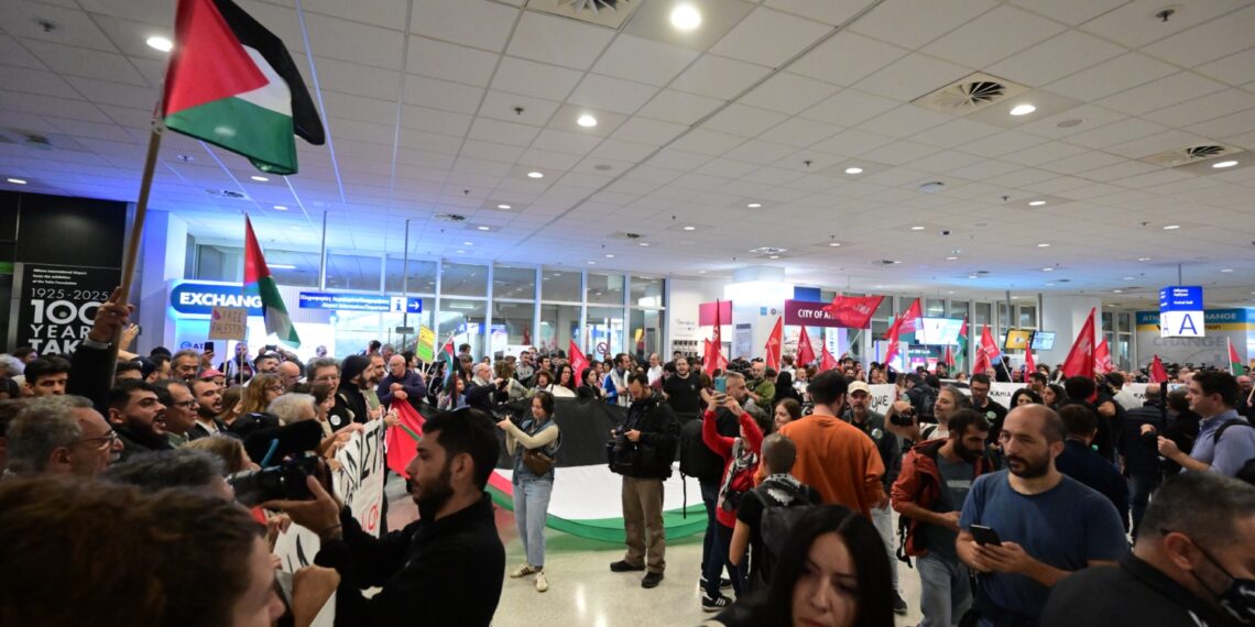 Στην Αθήνα έφτασαν οι 27 Έλληνες του στολίσκου για τη Γάζα (photo)