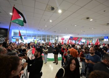 Στην Αθήνα έφτασαν οι 27 Έλληνες του στολίσκου για τη Γάζα (photo)