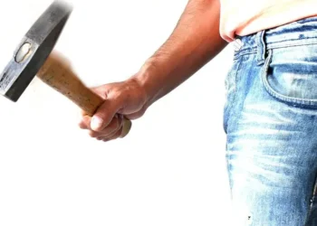 Φρίκη στη Θεσσαλονίκη: 31χρονος χτύπησε με σφυρί τον 70χρονο συγκάτοικό του