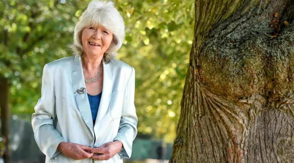 Πέθανε η διάσημη συγγραφέας Τζίλι Κούπερ σε ηλικία 88 ετών