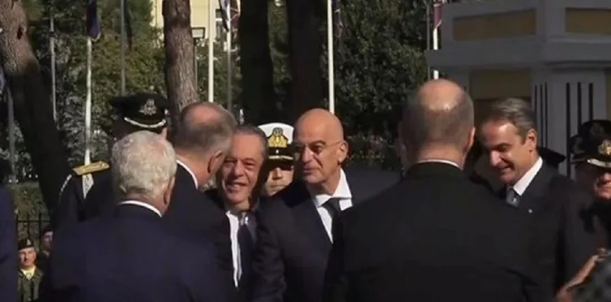 Τετ α τετ Μητσοτάκη – Δένδια πριν την παρέλαση της Θεσσαλονίκης (video)