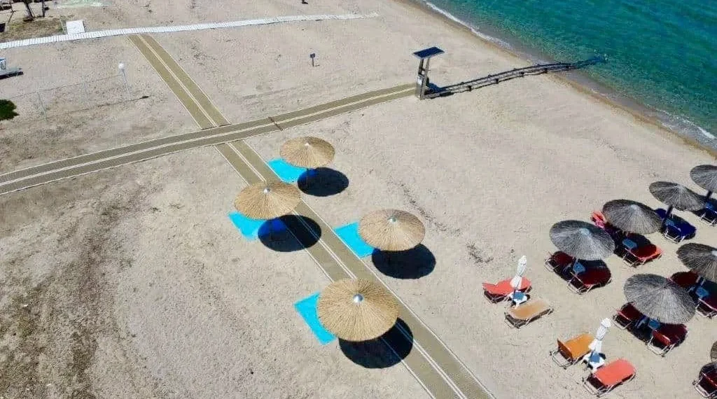 Χαλκιδικη: Τρεις παραλίες του Δήμου Αριστοτέλη γίνονται προσβάσιμες και φιλικές για ΑμεΑ