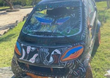 Βανδαλίστηκε το Smart που είχαν μετατρέψει σε έργο τέχνης στην παραλία (PHOTOS)