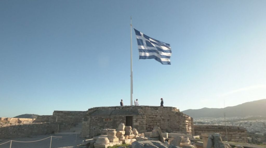 Η έπαρση της ελληνικής σημαίας στον Ιερό Βράχο της Ακρόπολης  (video)