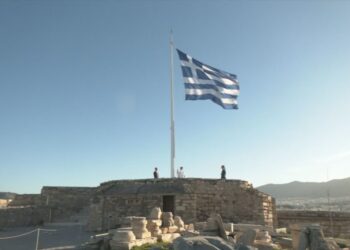 Η έπαρση της ελληνικής σημαίας στον Ιερό Βράχο της Ακρόπολης  (video)