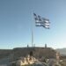 Η έπαρση της ελληνικής σημαίας στον Ιερό Βράχο της Ακρόπολης  (video)