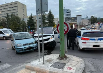 Θεσσαλονίκη: Ασθενοφόρο συγκρούστηκε με ΙΧ (video)