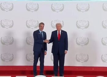 Η θερμή χειραψία Τραμπ και Μητσοτάκη στη Σύνοδο για τη συμφωνία ειρήνης Ισραήλ – Χαμάς (Video)