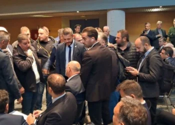 Βοιωτία: Αγρότες στρίμωξαν τον Υπ. Γεωργίας Κώστα Τσιάρα (Βίντεο)