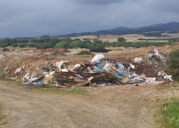 Πετούσαν μπάζα και απόβλητα σε χωράφι στη Χαλκιδική επί 5 χρόνια – Δύο συλλήψεις
