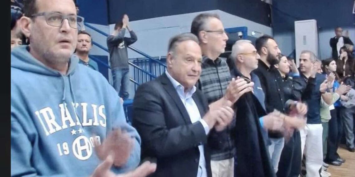 Οι βραβεύσεις και οι φανατικοί κυανόλευκοι