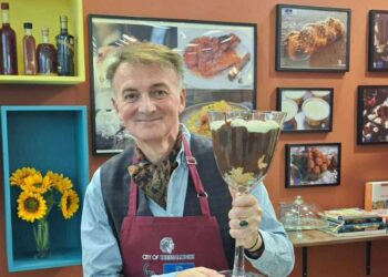 Το γιγάντιο προφιτερόλ του Γάκη (Photo)