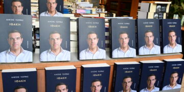 Ανάρπαστη η «Ιθάκη» του Αλέξη Τσίπρα στη Θεσσαλονίκη - «Οδεύει για best seller, θα ακολουθήσουν κι άλλοι πολιτικοί»