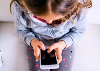 Τέλος ο εθισμός στα μέσα δικτύωσης για ανηλίκους: Η ΕΕ ζητά μέτρα προστασίας