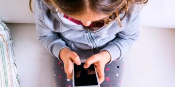 Τέλος ο εθισμός στα μέσα δικτύωσης για ανηλίκους: Η ΕΕ ζητά μέτρα προστασίας