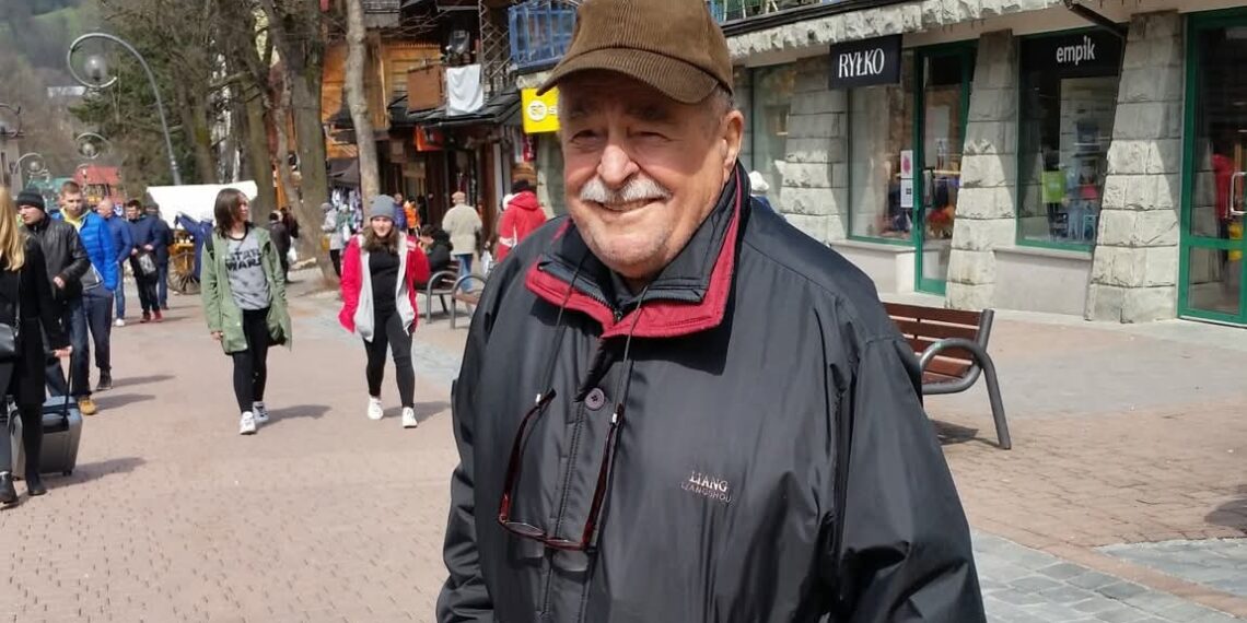 Η ιστορία του ανθρώπου που ταξίδεψε από τα 78 έως τα 93 του σε όλο τον κόσμο για να ξεφύγει από το πένθος