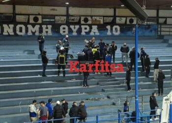Θεσσαλονίκη: Κατέρρευσε ξύλινη κερκίδα στον αγώνα του Ηρακλή – Δύο τραυματίες (ΦΩΤΟ)