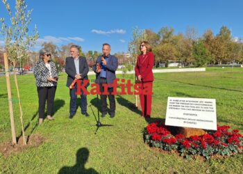 Μαρμάρινη πλάκα για τις κακοποιημένες γυναίκες και τα θύματα γυναικοκτονιών στη Νέα Παραλία – Αποκαλυπτήρια παρουσία Αγγελούδη (ΦΩΤΟ+Video)