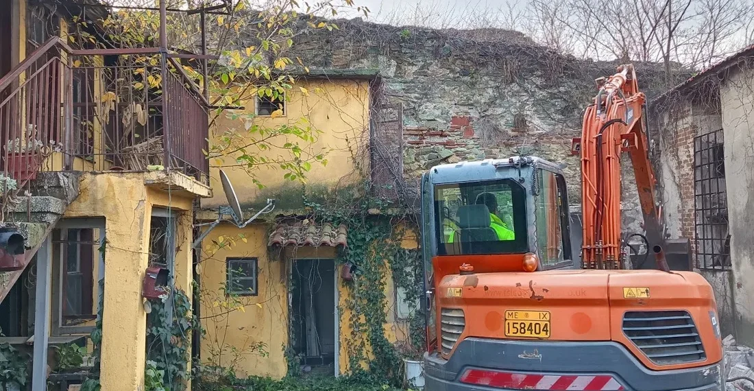 Θεσσαλονίκη: Ξεκίνησαν οι κατεδαφίσεις ετοιμόρροπων στην Άνω Πόλη (photo)